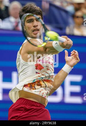 Tennisspieler Carlos Alcatraz (ESP) in Aktion bei den US Open 2023, USTA Billie Jean King National Tennis Center, Flushing Meadows, Queens, New York Stockfoto