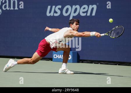 Tennisspieler Carlos Alcatraz (ESP) in Aktion bei den US Open 2023, USTA Billie Jean King National Tennis Center, Flushing Meadows, Queens, New York Stockfoto