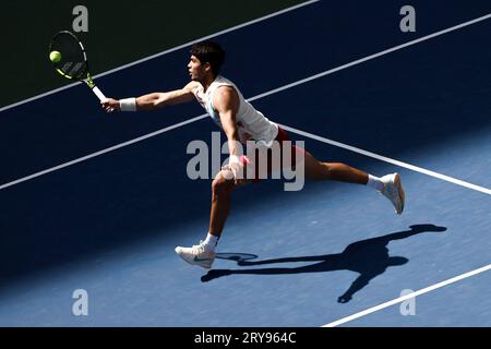 Tennisspieler Carlos Alcatraz (ESP) in Aktion bei den US Open 2023, USTA Billie Jean King National Tennis Center, Flushing Meadows, Queens, New York Stockfoto