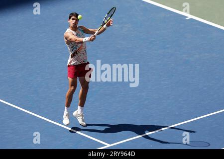 Tennisspieler Carlos Alcatraz (ESP) in Aktion bei den US Open 2023, USTA Billie Jean King National Tennis Center, Flushing Meadows, Queens, New York Stockfoto