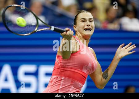 Tennisspielerin Aryna Sabalenka aus Weissrussland in Aktion bei den US Open 2023, Arthur Ashe Stadium, USTA Billie Jean King National Tennis Center Stockfoto