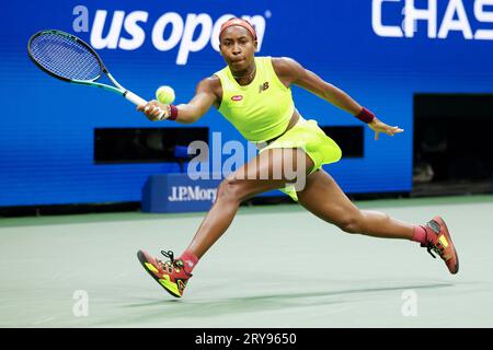 Tennisspielerin Coco Gauff USA in Aktion bei den US Open 2023, USTA Billie Jean King National Tennis Center, Flushing Meadows, Queens, New York, USA Stockfoto