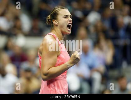 Tennisspielerin Aryna Sabalenka aus Weissrussland jubelt bei den US Open 2023, Arthur Ashe Stadium, USTA Billie Jean King National Tennis Center Stockfoto