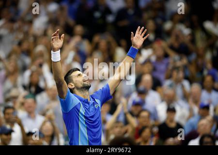 Tennisspieler Novak Djokovic feiert seinen Rekordsieg bei den US Open 2023, USTA Billie Jean King National Tennis Center, Flushing Meadows Stockfoto