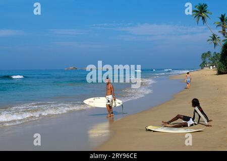 Surfer am Wewala Beach, Hikkaduwa, Sri Lanka Stockfoto