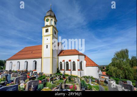 Die römisch-katholische Stiftskirche St. Philipp und St. Jakob, die heutige Pfarrkirche, ist denkmalgeschützt in Bad Groenenbach, Bayern Stockfoto