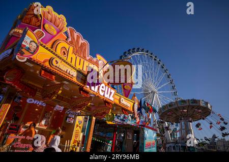 Churros, Wellenflug, Kettenkarussell, Riesenrad, Fahrt, Cannstatter Volksfest, Wasen, Cannstatt, Stuttgart, Baden-Württemberg, Deutschland Stockfoto