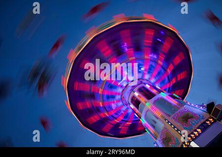 Wellenflug, Kettenkarussell, Fahrt, Cannstatter Volksfest, Wasen, Cannstatt, blaue Stunde, Abend, Bewegungseffekt, LED, Stuttgart, Baden-Württemberg Stockfoto