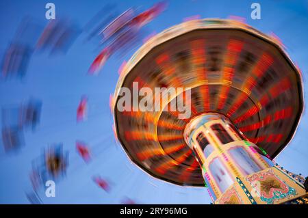 Wellenflug, Kettenkarussell, Fahrt, Cannstatter Volksfest, Wasen, Cannstatt, blaue Stunde, Abend, Bewegungseffekt, Stuttgart, Baden-Württemberg, Deutschland Stockfoto