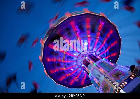 Wellenflug, Kettenkarussell, Fahrt, Cannstatter Volksfest, Wasen, Cannstatt, blaue Stunde, Abend, Bewegungseffekt, LED, Stuttgart, Baden-Württemberg Stockfoto