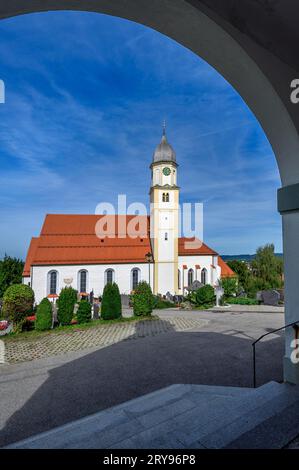 Die römisch-katholische Stiftskirche St. Philipp und St. Jakob, die heutige Pfarrkirche, ist denkmalgeschützt in Bad Groenenbach, Bayern Stockfoto