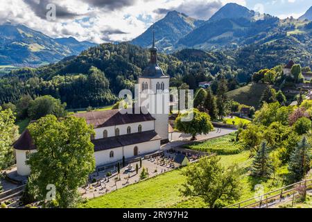 Kirche Saint-Théodule und Friedhof in Gruyères, Epagny, Schweiz Stockfoto