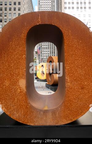 Das Rockefeller Center ist mit den ikonischen Werken des einflussreichen Künstlers Robert Indiana, 2023, New York City, USA, dekoriert Stockfoto