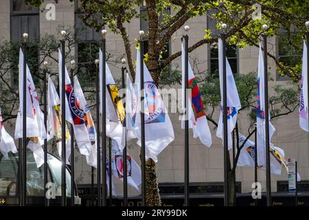 Das Rockefeller Center ist mit den ikonischen Werken des einflussreichen Künstlers Robert Indiana, 2023, New York City, USA, dekoriert Stockfoto