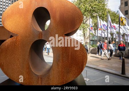 Das Rockefeller Center ist mit den ikonischen Werken des einflussreichen Künstlers Robert Indiana, 2023, New York City, USA, dekoriert Stockfoto