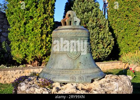 Eine schöne, aber gebrochene Bronzeturm-Glocke an der Marienkirche in Butuceni, Moldau Stockfoto