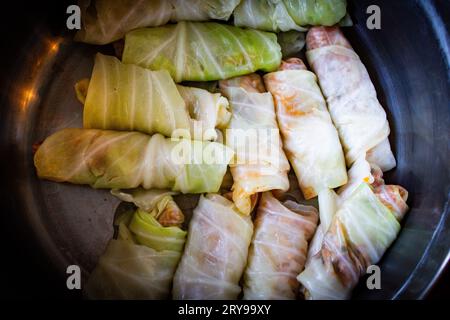 Nahaufnahme von gedämpften Kohlrollen in einer Metallschale Stockfoto