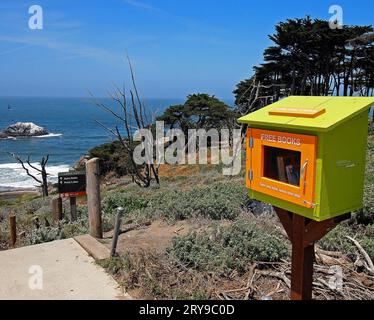 Kostenlose Bücherbox von der Friends of the San Francisco Library im Lands End in San Francisco, Kalifornien Stockfoto