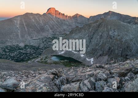 Vom Thatchtop Mountain aus bietet sich ein fantastischer Blick auf den höchsten Gipfel des Rocky Mountain National Park. Estes Park, Colorado. Stockfoto