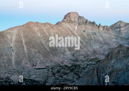 Vom Thatchtop Mountain aus bietet sich ein fantastischer Blick auf den höchsten Gipfel des Rocky Mountain National Park. Estes Park, Colorado. Stockfoto