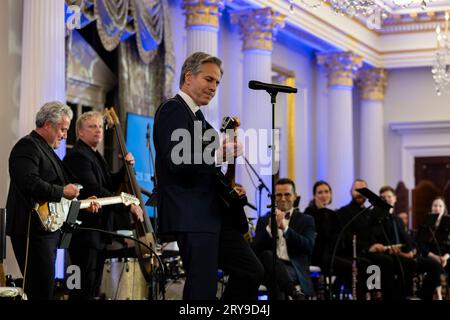 Washington, Vereinigte Staaten Von Amerika. September 2023 28. Washington, Vereinigte Staaten von Amerika. 27. September 2023. US-Außenministerin Antony blinken, Center, spielt Muddy Waters „Hoochie Coochie man“, um die Global Music Diplomacy Initiative im US-Außenministerium Harry S. Truman Building, 27. September 2023 in Washington, DC, zu starten. Credit: Chuck Kennedy/State Department/Alamy Live News Stockfoto