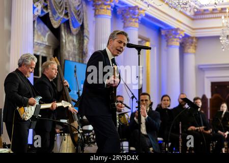 Washington, Vereinigte Staaten Von Amerika. September 2023 28. Washington, Vereinigte Staaten von Amerika. 27. September 2023. US-Außenministerin Antony blinken, Center, spielt Muddy Waters „Hoochie Coochie man“, um die Global Music Diplomacy Initiative im US-Außenministerium Harry S. Truman Building, 27. September 2023 in Washington, DC, zu starten. Credit: Chuck Kennedy/State Department/Alamy Live News Stockfoto