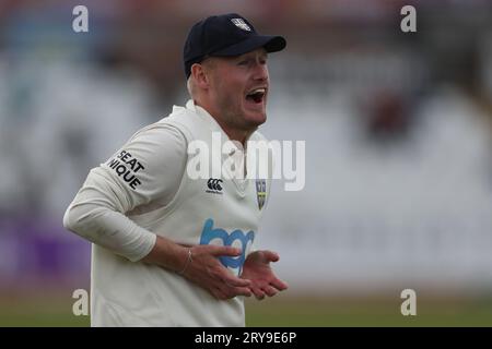 Durham's Matt Parkinson während des LV= County Championship Matches zwischen Durham und Leicestershire am Seat Unique Riverside, Chester le Street am Donnerstag, den 28. September 2023. (Foto: Mark Fletcher | MI News) Credit: MI News & Sport /Alamy Live News Stockfoto