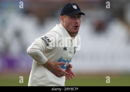 Durham's Matt Parkinson während des LV= County Championship Matches zwischen Durham und Leicestershire am Seat Unique Riverside, Chester le Street am Donnerstag, den 28. September 2023. (Foto: Mark Fletcher | MI News) Credit: MI News & Sport /Alamy Live News Stockfoto