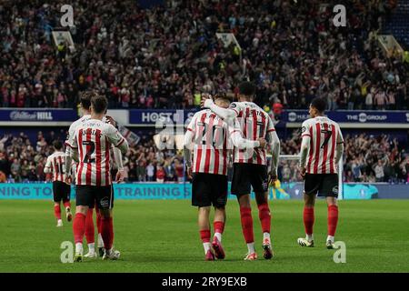 Sheffield, Großbritannien. September 2023 29. Sunderland Mittelfeldspieler Jack Clarke (20) erzielt ein TOR 0-2 und feiert mit Sunderland Forward Mason Burstow (11) während des Sheffield Wednesday FC gegen Sunderland AFC SKY BET EFL Championship Matches im Hillsborough Stadium, Sheffield, Großbritannien am 29. September 2023 Credit: Every Second Media/Alamy Live News Stockfoto