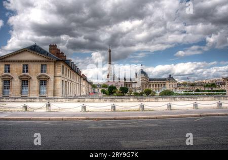 Die Ecole Militaire in Paris, wo Napoleon seinen Abschluss machte und die noch heute in Gebrauch ist. Der Eiffelturm befindet sich im Hintergrund. Stockfoto