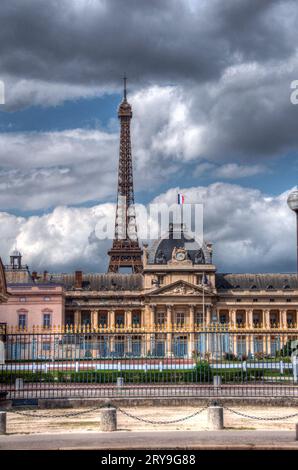 Die Ecole Militaire in Paris, wo Napoleon seinen Abschluss machte und die noch heute in Gebrauch ist. Der Eiffelturm befindet sich im Hintergrund. Stockfoto