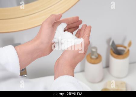 Mann mit Rasierschaum im Badezimmer, Nahaufnahme Stockfoto