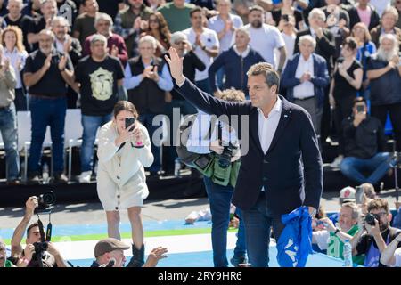 Buenos Aires, Argentinien, 29. September 2023. Der Allgemeine Arbeiterbund (CGT) hielt einen marsch zum Plaza de los Dos Congresos ab, um den derzeitigen Wirtschaftsminister und Präsidentschaftskandidaten Sergio Massa zu unterstützen und die grundlegenden Gesetze zur Änderung der Einkommen, des Erwerbs ohne Mehrwertsteuer und der Beschäftigung Mi Pyme zu unterstützen. Die regierungsnahen sozialen Bewegungen nahmen ebenfalls Teil. (Quelle: Esteban Osorio/Alamy Live News) Stockfoto