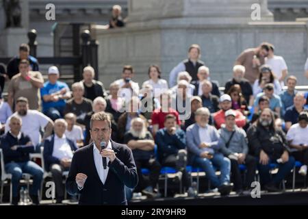 Buenos Aires, Argentinien, 29. September 2023. Der Allgemeine Arbeiterbund (CGT) hielt einen marsch zum Plaza de los Dos Congresos ab, um den derzeitigen Wirtschaftsminister und Präsidentschaftskandidaten Sergio Massa zu unterstützen und die grundlegenden Gesetze zur Änderung der Einkommen, des Erwerbs ohne Mehrwertsteuer und der Beschäftigung Mi Pyme zu unterstützen. Die regierungsnahen sozialen Bewegungen nahmen ebenfalls Teil. (Quelle: Esteban Osorio/Alamy Live News) Stockfoto