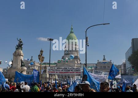 Buenos Aires, Argentinien, 29. September 2023. Der Allgemeine Arbeiterbund (CGT) hielt einen marsch zum Plaza de los Dos Congresos ab, um den derzeitigen Wirtschaftsminister und Präsidentschaftskandidaten Sergio Massa zu unterstützen und die grundlegenden Gesetze zur Änderung der Einkommen, des Erwerbs ohne Mehrwertsteuer und der Beschäftigung Mi Pyme zu unterstützen. Die regierungsnahen sozialen Bewegungen nahmen ebenfalls Teil. (Quelle: Esteban Osorio/Alamy Live News) Stockfoto