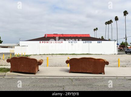ANAHEIM, KALIFORNIEN - 17. SEPTEMBER 2023: Zwei verlassene Sofas vor 5 Points Liquor, Lincoln Blvd, Anaheim, CA. Stockfoto