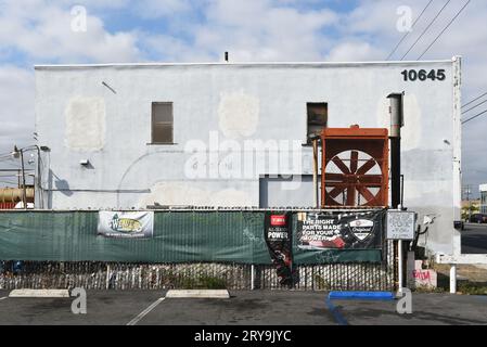 STANTON, KALIFORNIEN - 17. SEPTEMBER 2023: Industriegebäude am Beach Boulevard. Stockfoto