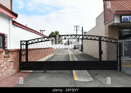 ANAHEIM, KALIFORNIEN - 17. SEPTEMBER 2023: Tor schließt eine Gasse und einen Parkplatz am El Calor Night Club auf der Lincoln Avenue. Stockfoto
