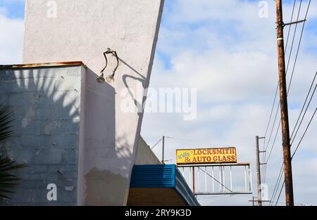 STANTON, KALIFORNIEN - 17. SEPTEMBER 2023: Willys Schlosser und Auto Glass am Beach Boulevard. Stockfoto