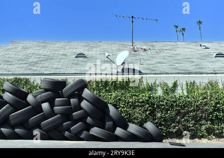 ANAHEIM, KALIFORNIEN - 17. SEPTEMBER 2023: Ein Stapel alter gebrauchter Reifen hinter einer Reifenwerkstatt. Stockfoto
