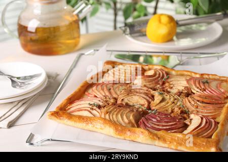 Frisch gebackener Apfelkuchen auf weißem Holztisch Stockfoto