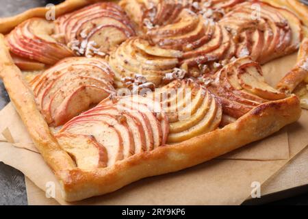 Frisch gebackener Apfelkuchen auf dem Tisch, Nahaufnahme Stockfoto