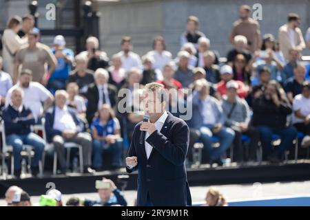 Präsidentschaftskampagne 2023. Der Allgemeine Gewerkschaftsbund CGT führte in seinem spanischen Akronym einen marsch zum Plaza de los Dos Congresos durch, um den derzeitigen Wirtschaftsminister und Präsidentschaftskandidaten Sergio Massa sowie die grundlegenden Gesetze zur Änderung der Einkommen, des Erwerbs ohne Mehrwertsteuer und der Beschäftigung Mi Pyme zu unterstützen. Die regierungsnahen sozialen Bewegungen nahmen ebenfalls Teil. Buenos Aires Argentinien Copyright: XImagoxImages/EstebanxOsoriox EstebanOsorio-2881 Credit: Imago/Alamy Live News Stockfoto