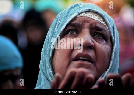 Srinagar, Indien. September 2023 29. Ein Kashmiri-Muslim betet, während ein Oberpriester eine Reliquie zeigt, die vermutlich ein Haar vom Bart des Propheten Mohammad ist, am Hazratbal-Schrein auf Eid-e-Milad, dem Geburtsjubiläum des Propheten, in Srinagar, von Indianern kontrolliertes Kaschmir, Freitag, 29. September, 2023. (Foto: Mubashir Hassan/Pacific Press) Credit: Pacific Press Media Production Corp./Alamy Live News Stockfoto