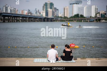 Menschen picknicken am 23. September 2023 im Yeouido-Park am Han-Fluss in Seoul, Südkorea Stockfoto