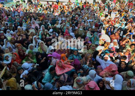 Srinagar, Indien. September 2023 29. Muslimische Gläubige reagieren, als ein Priester eine Reliquie zeigt, die als Haar aus dem Bart des Propheten Mohammed vom Islam gilt, während einer Versammlung, die anlässlich von Eid Milad-un-Nabi, auch bekannt als Mawlid, organisiert wurde. das ist der Geburtstag des Propheten, am Hazratbal-Schrein in Srinagar am 29. September 2023. (Foto: Mubashir Hassan/Pacific Press) Credit: Pacific Press Media Production Corp./Alamy Live News Stockfoto