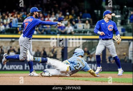 Milwaukee, Vereinigte Staaten. September 2023 29. Chicago Cubs Second Baseman Nico Hoerner (R) sieht zu, wie die Chicago Cubs Shortstop Dansby Swanson (L) ein Doppelspiel gegen Milwaukee Brewers First Baseman Carlos Santana spielt, nachdem er Milwaukee Brewers im ersten Inning ihres Baseballspiels im American Family Field in Milwaukee zum Hitter William Contreras (C) zwang. Wisconsin am Freitag, den 29. September 2023. Foto von Tannen Maury/UPI Credit: UPI/Alamy Live News Stockfoto