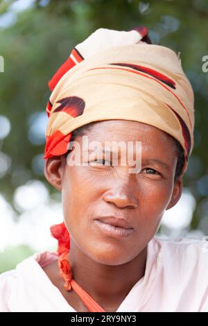 Kopfschuss einer glücklichen Buschmännerin San Woman aus Zentral-Kalahari, Dorf New Xade in Botswana, im Hof ihres Hauses Stockfoto