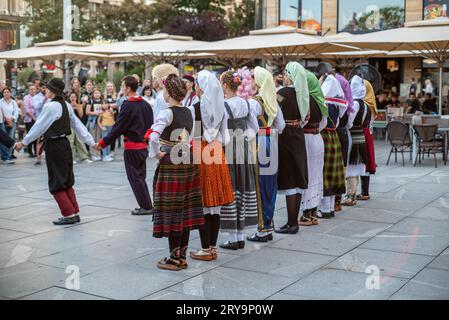 Eröffnungszeremonie des internationalen Folklore-Festivals auf dem Platz der Republik in Belgrad, Serbien, am 11. August 2023 Stockfoto