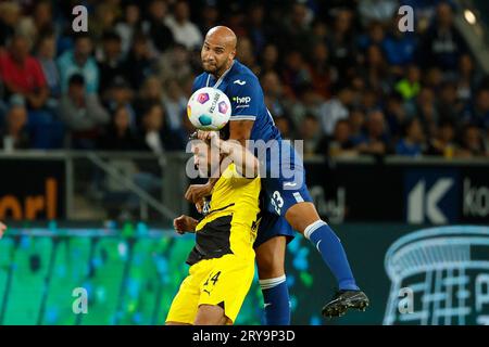 Sinsheim, Deutschland. September 2023 29. John Anthony Brooks (TOP) von TSG 1899 Hoffenheim und Niclas Fuellkrug von Borussia Dortmund schlagen beim ersten Spiel der 6. Runde der Bundesliga zwischen Borussia Dortmund und TSG 1899 Hoffenheim in Sinsheim, Deutschland, am 29. September 2023 den Ball. Quelle: Joachim Bywaletz/Xinhua/Alamy Live News Stockfoto